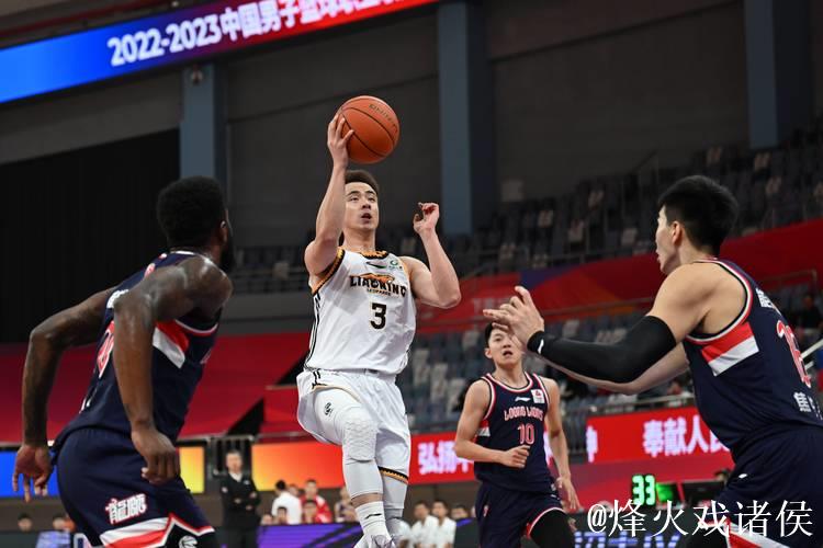 辽宁男篮新赛季首战火力全开，主场呐喊声势如雷