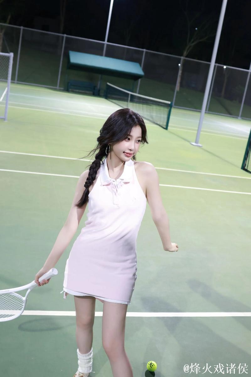 虞书欣的可爱跑姿引发热议,姜暮的细腻细节同样吸睛 虞书欣的可爱跑姿引发热议,姜暮的细腻细节同样吸睛